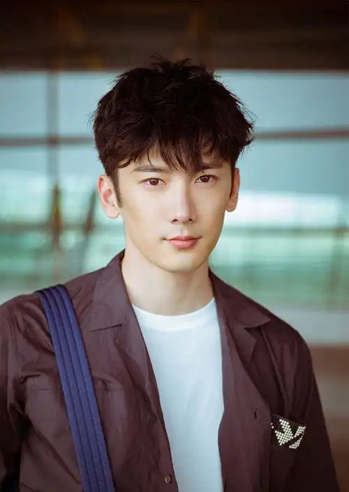 180cm/出生地:北京/出生日期:1990年10月6日职业:演员简介:刘芮麟