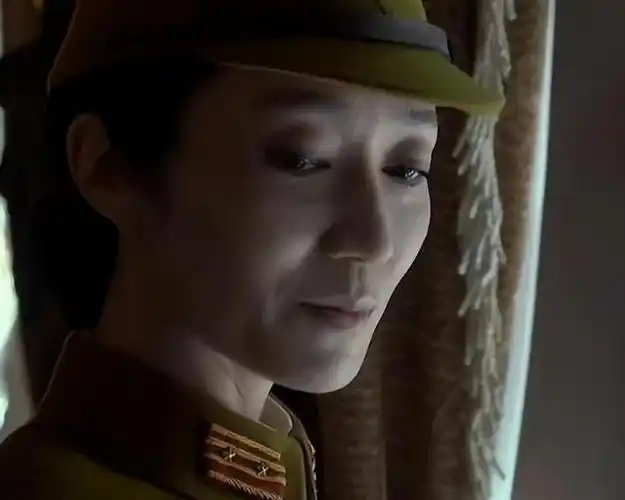 尽管剧情并未明确揭示反派的情感线索,但松峰莉璃的表演力透纸背,自然