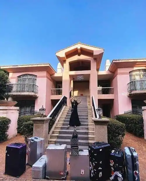 黄圣依骑平价共享单车,被冻到耳朵通红,素颜现身博物馆难掩贵气