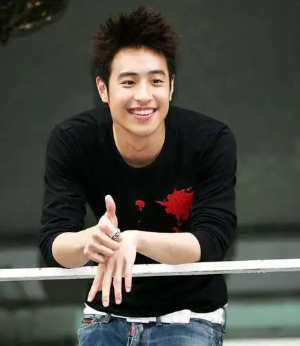 潘玮柏晒留胡子造型,帅气形象不在,网友:这是向王力宏看齐?