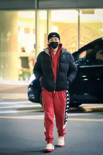 吴亦凡街拍:棉服搭配kappa串标运动裤 扎小辫嘻哈范儿