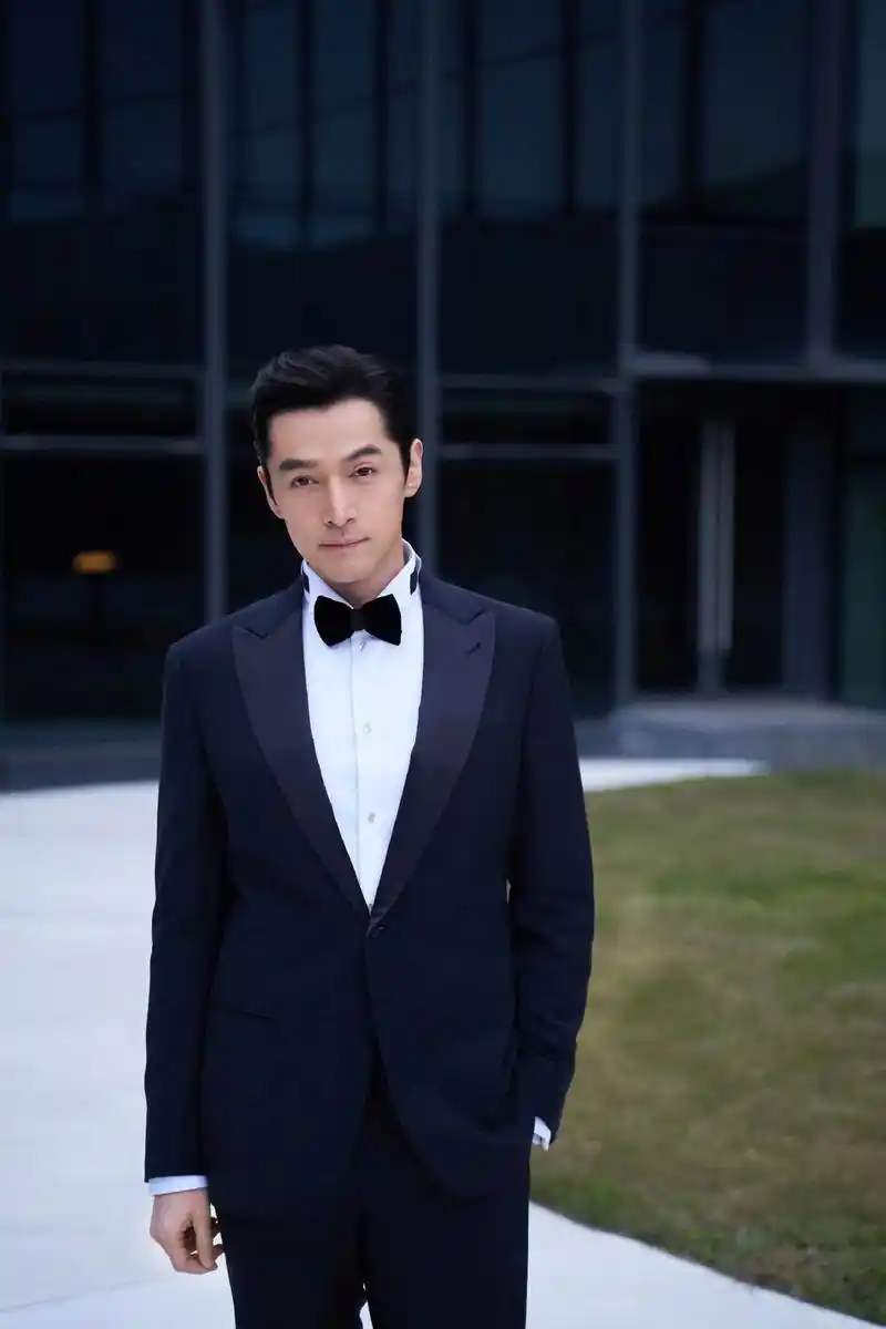 胡姐写真.#娱乐播报台 #胡歌 看起来还是辣么帅. 也更有气 - 抖音