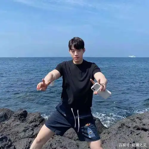 在海边这般双手比耶的他,让我们看到了一个憨憨的小伙子,看来面对镜头