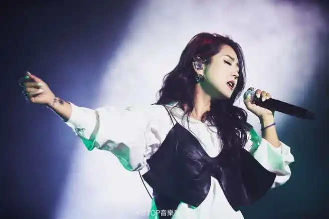 你,一定要幸福啊!十八年音乐旅程,编织一个「完整」的@何洁!