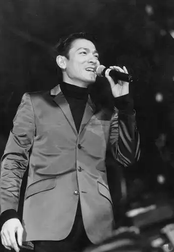 刘德华曾力劝周润发回国拍戏,发哥婉拒,两年后后悔都来不及了