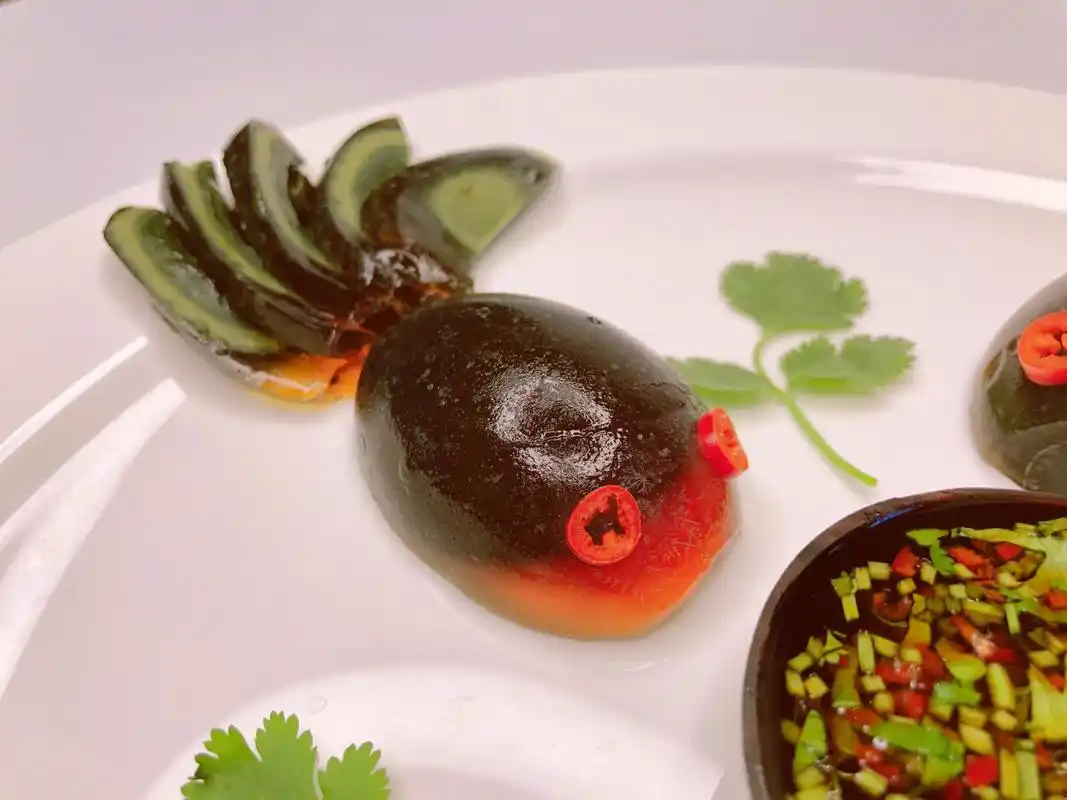 年夜饭菜谱,创意菜"年年有鱼" 这是一道创意菜,用皮蛋做岀鱼的造型,年