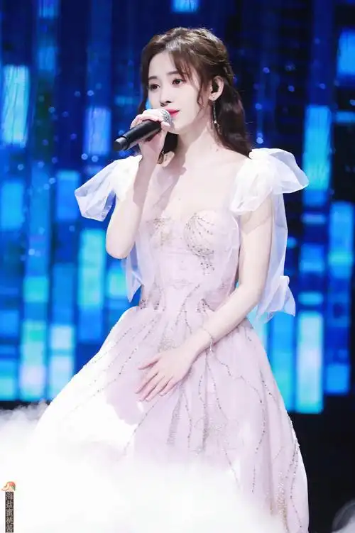 鞠婧祎衣服吊带断了