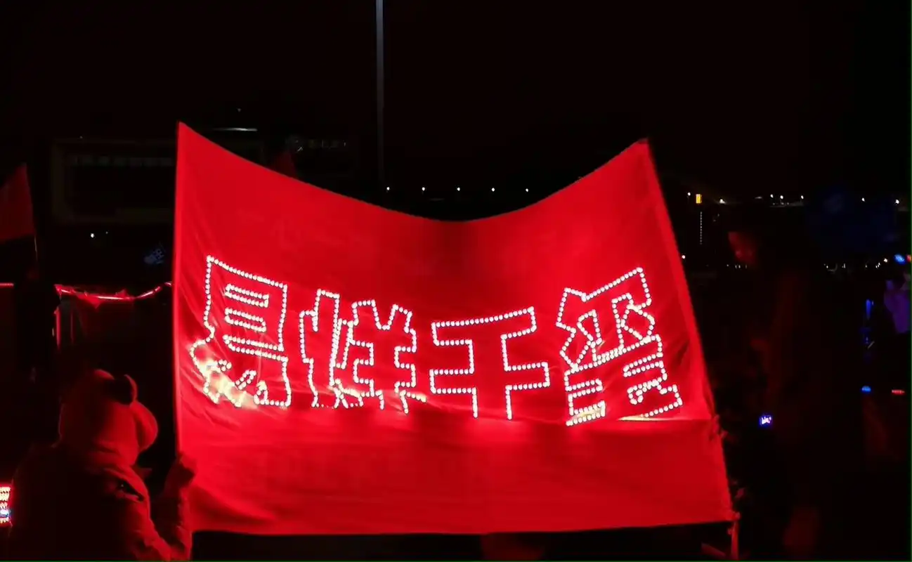 易烊千玺微博之夜场外应援 专属定制大巴车 一整排易拉宝 红色大旗