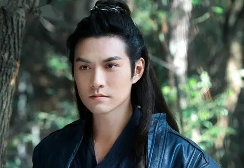 严宽当年的古装,现在看都很绝绝子,至少我个人是如此觉得的,标准,英气