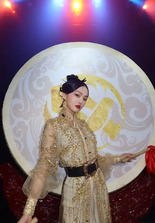 张韶涵身穿金色战袍手拿鼓槌气场强大霸气十足