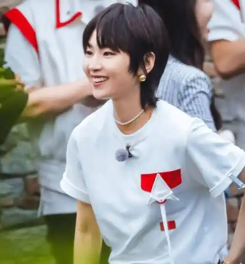 请来四大女神同台,我却在意蔡徐坤的挑染发色_节目_周笔畅_谭松韵