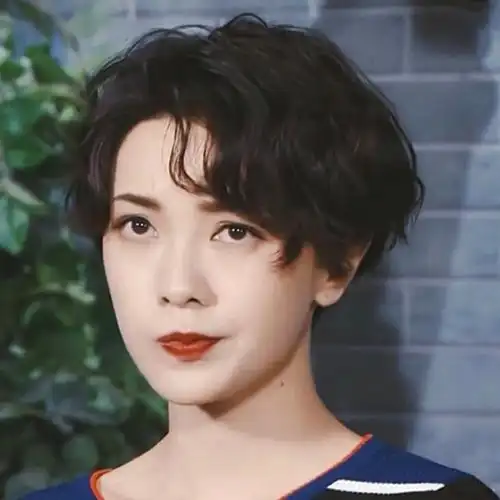 1月12日 9:05   关注  郭采洁 港风头像 女头 评论 收藏