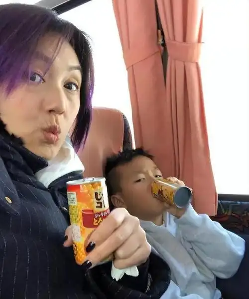 杨千嬅参加儿子小学毕业典礼,穿着打扮接地气,素颜状态不如常人