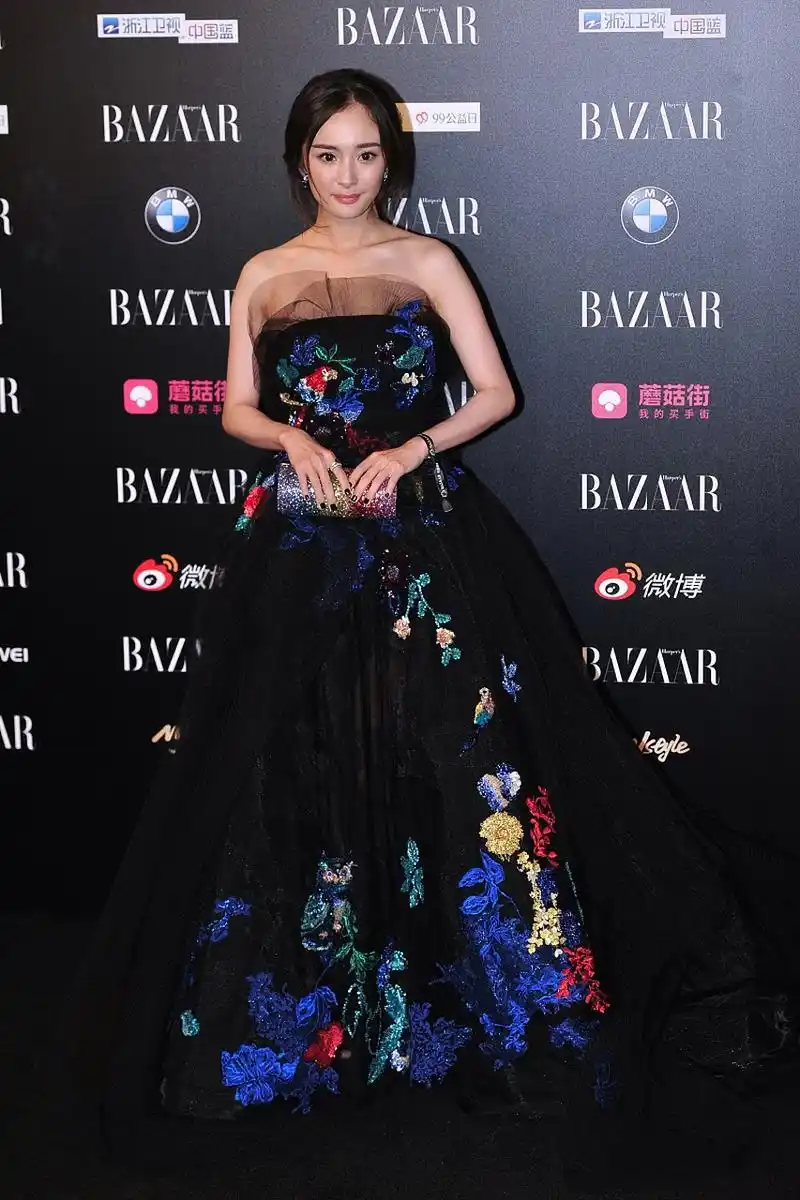 近日,演员杨幂在某电影节的红毯上亮相,她穿着一身黑色长裙,引起了