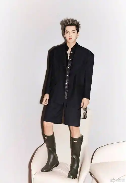 吴亦凡赛博朋克风造型