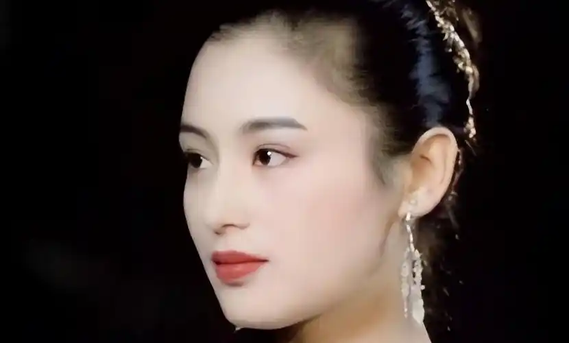 年轻时期的陈红有着"内地第一美人"的称号,她长着一张娃娃脸,五官非常