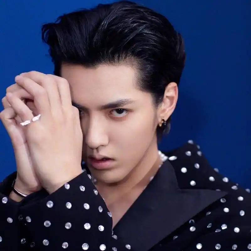 去年今日|吴亦凡更新绿洲晒活动帅照 看天神凡瞬间狙击你的心!