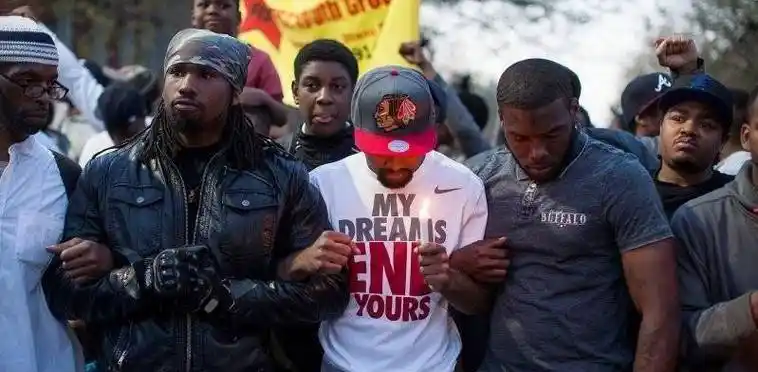 黑老大监狱生活曝光:女狱警投怀送抱,每月赚上万美金_怀特_黑人_家族