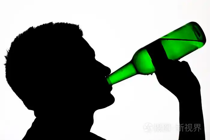 一个人在瓶子里喝酒