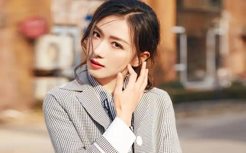 万茜街拍时尚性感写真图片桌面壁纸