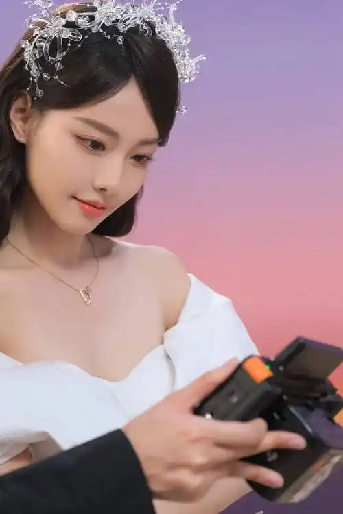 张嘉倪流光夏日白色连衣裙性感写真_的设计_裙摆_唯美