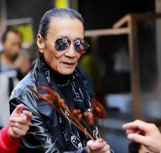 87岁谢贤近况曝光!和网友合影毫无架子,传闻中风病危