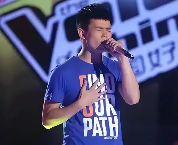 张恒远是一位年轻的中国好声音歌手,曾获得战队总亚军的荣誉.