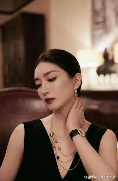 江疏影穿露背黑裙秀曼妙身材!肤白貌美大长腿性感撩人