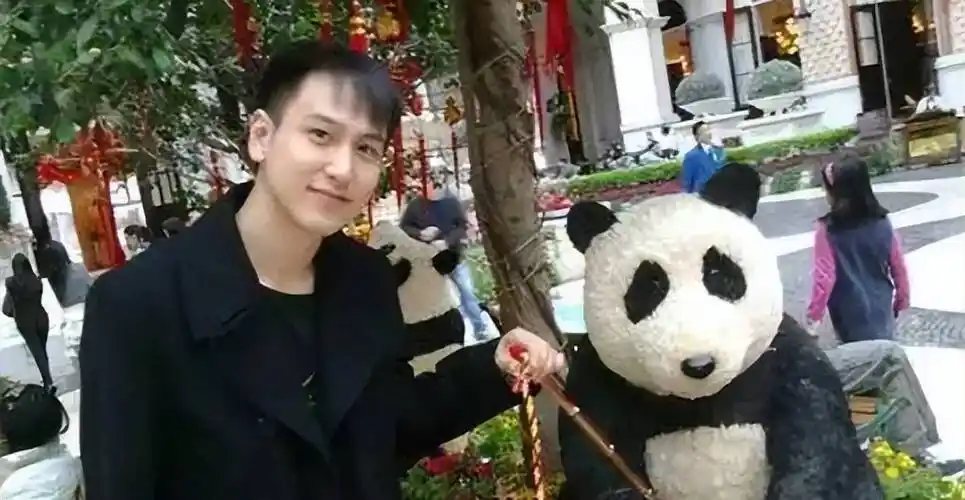 "汤臣少主"汤珈铖:,18岁做霸总身家百亿,39未婚成父母心病