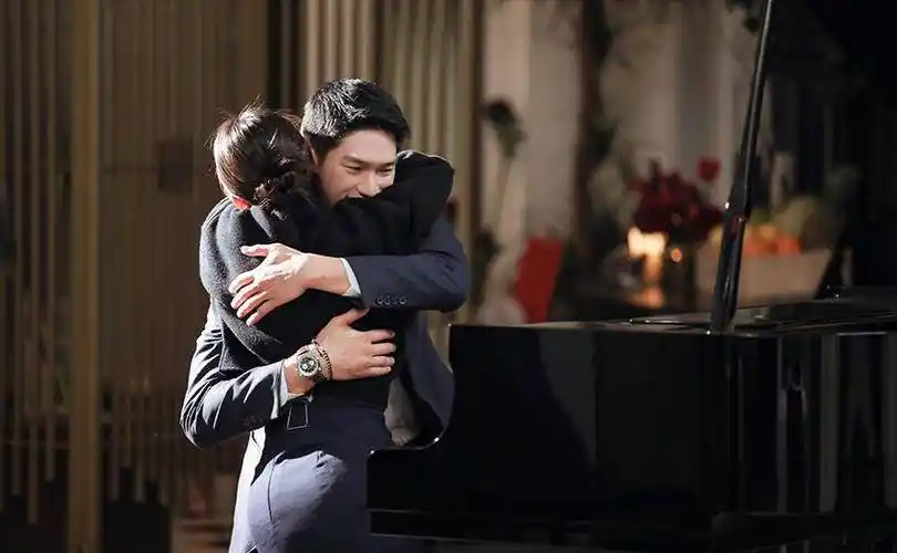 吴永恩弹琴告白王子文,两人甜蜜相拥宛如偶像剧_弹钢琴_文和_画面