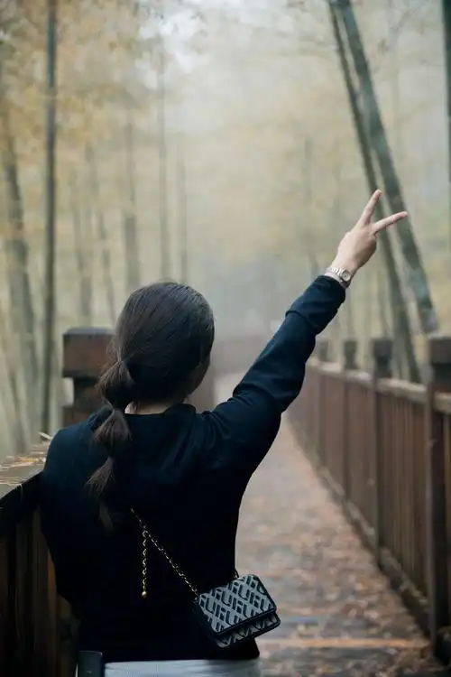 宜兴竹海俏皮美女背影