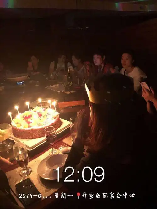 中午999美女过生日