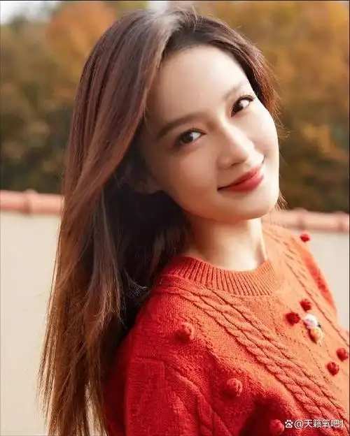李沁:红毛衣搭甜美的笑容,太温暖了