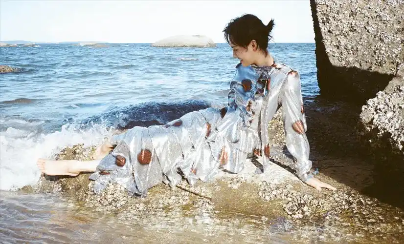 孙俪海边礁石曝光,穿印花裙时尚又时髦,赤脚戏水心情大好_娘娘_连衣裙