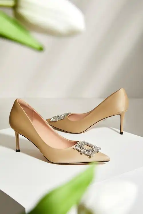 《badgley mischka》高端女鞋2022春季精修图_修图君承颜-站酷zcool