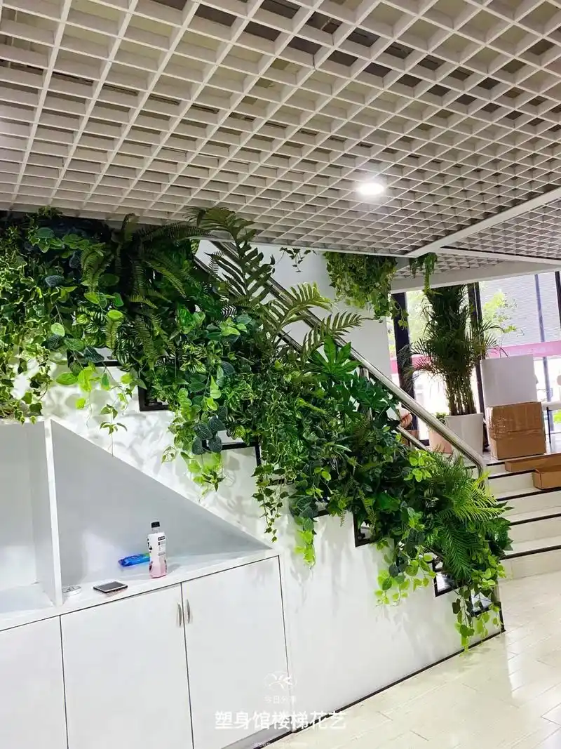 楼梯装饰#郑州绿植造景 #仿真植物 #植物造景 #花艺软装  - 抖音