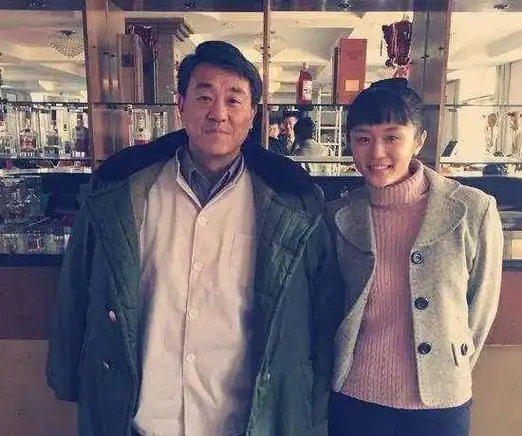 何冰老婆图片齐齐小地主妻子何冰照片本文共4259字