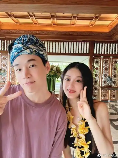 刘宪华是一位备受瞩目的全能艺人,他的家世显赫,才华横溢,不仅擅长