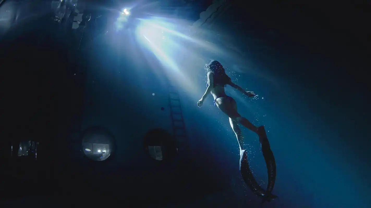 一女子拍摄潜水大片,仿佛在星河星空|全民潜水