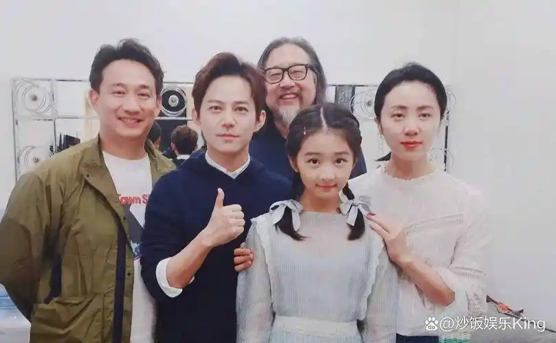 黄磊一家五口坐经济舱飞机遭网友刁难吐槽明星其实也是普通人