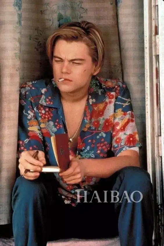 《罗密欧与朱丽叶》里身穿夏威夷衬衫的小李子,静静的坐在那里,抽着