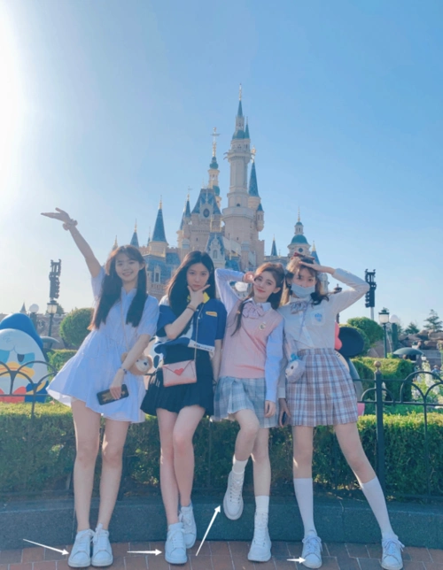 原创有种"小心机"叫鞠婧祎,约好和闺蜜同穿平底鞋,却给自己加了高