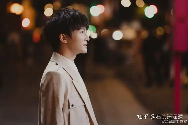 如何评价周深在东方卫视中秋晚会上演唱的触不可及