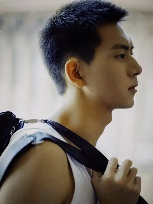 小红书更新一则"生活碎片 4"@李现ing