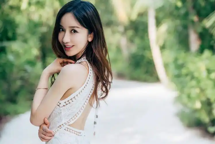 娄艺潇夏日写真 露背长裙秀出曲线美