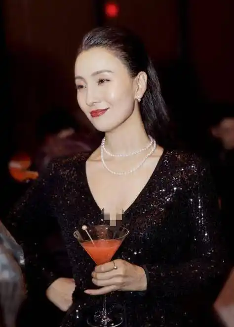 原创原创48岁陶虹浓妆走机场亮皮面包服搭白t保暖时髦歪头卖萌似少女