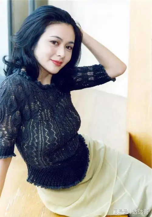 关之琳早年比基尼照被挖 小肚超真实 网友:这才是正常审美观