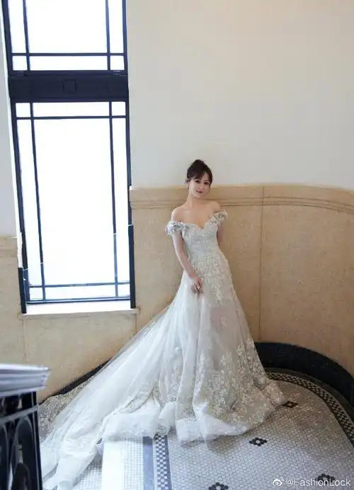 杨紫|品质盛典78礼服:vestal#杨紫白色镶钻蕾丝长裙