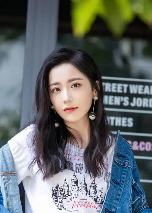 安利一下王艺瑾以前好看的几张美照吧来看看美女洗洗眼睛