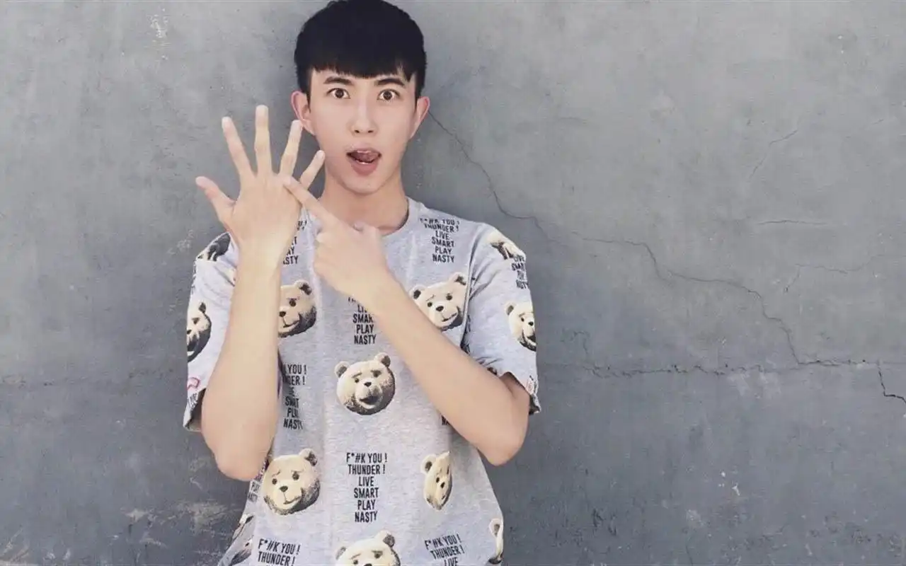 可爱男生于朦胧帅气电脑桌面壁纸下载